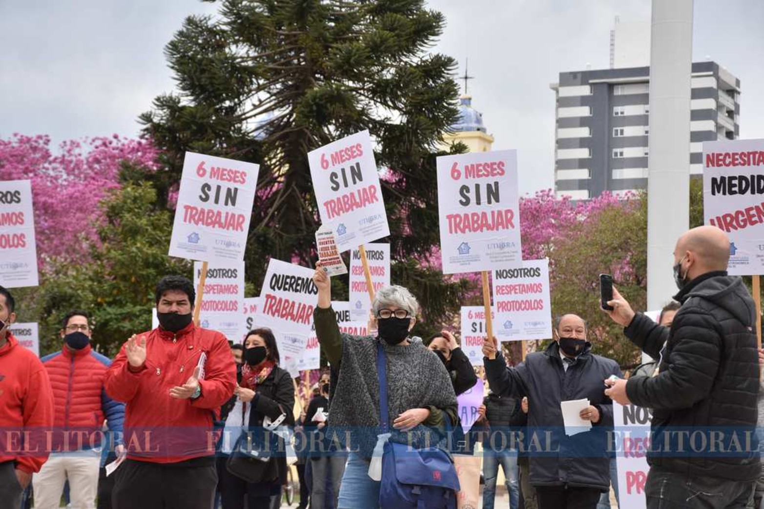 Los bares y hoteleros se movilizaron por la peatonal y llegaron hasta plaza 25 de mayo, frente a casa de gobierno. Entregaron un petitorio y armaron una mesa del dialogo. Siguen cerrados.