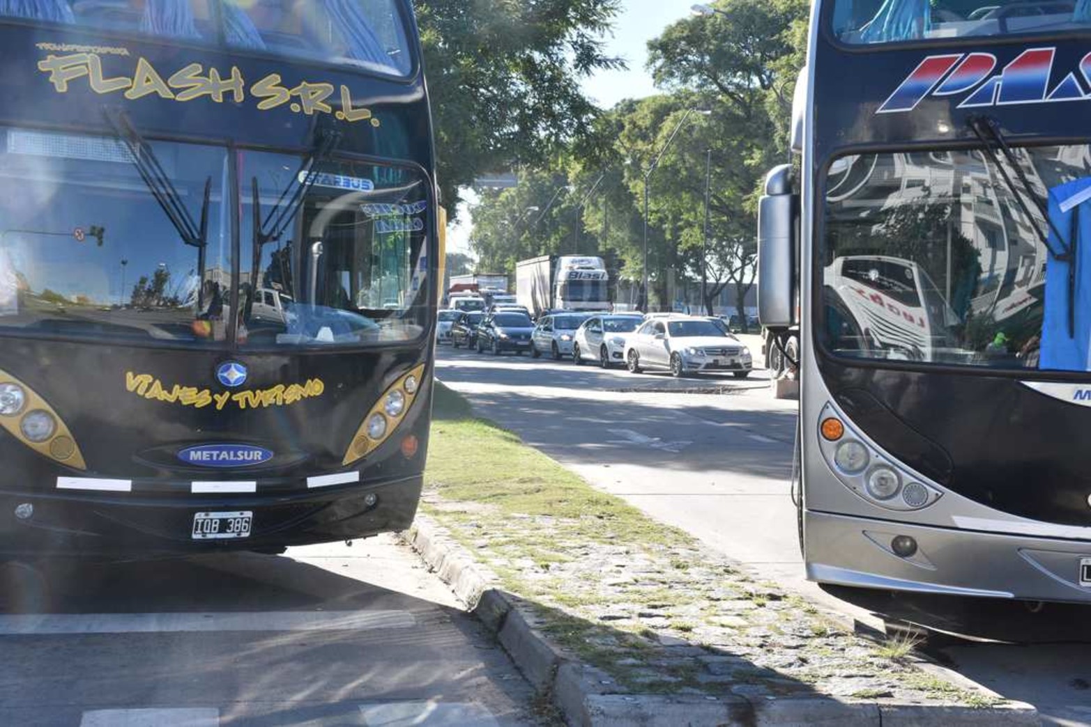 Segundo día de protesta y bloqueo a la terminal de ómnibus. Reclaman la mismas condiciones de trabajo que la líneas regulares de transporte de pasajeros.