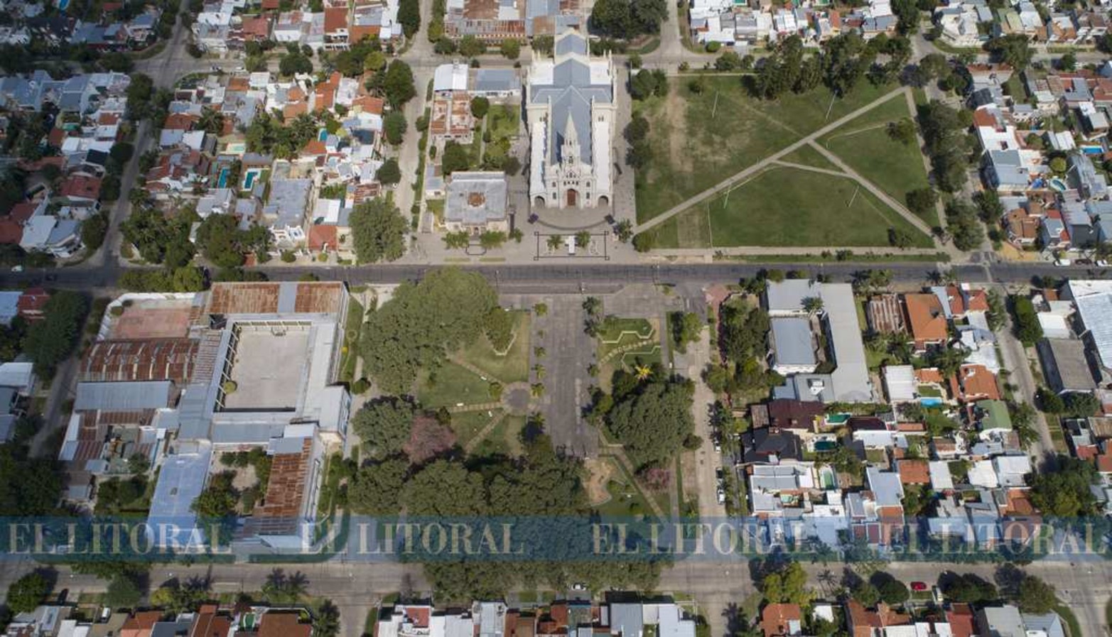 La plaza de la basílica de Guadalupe y su entorno natural.