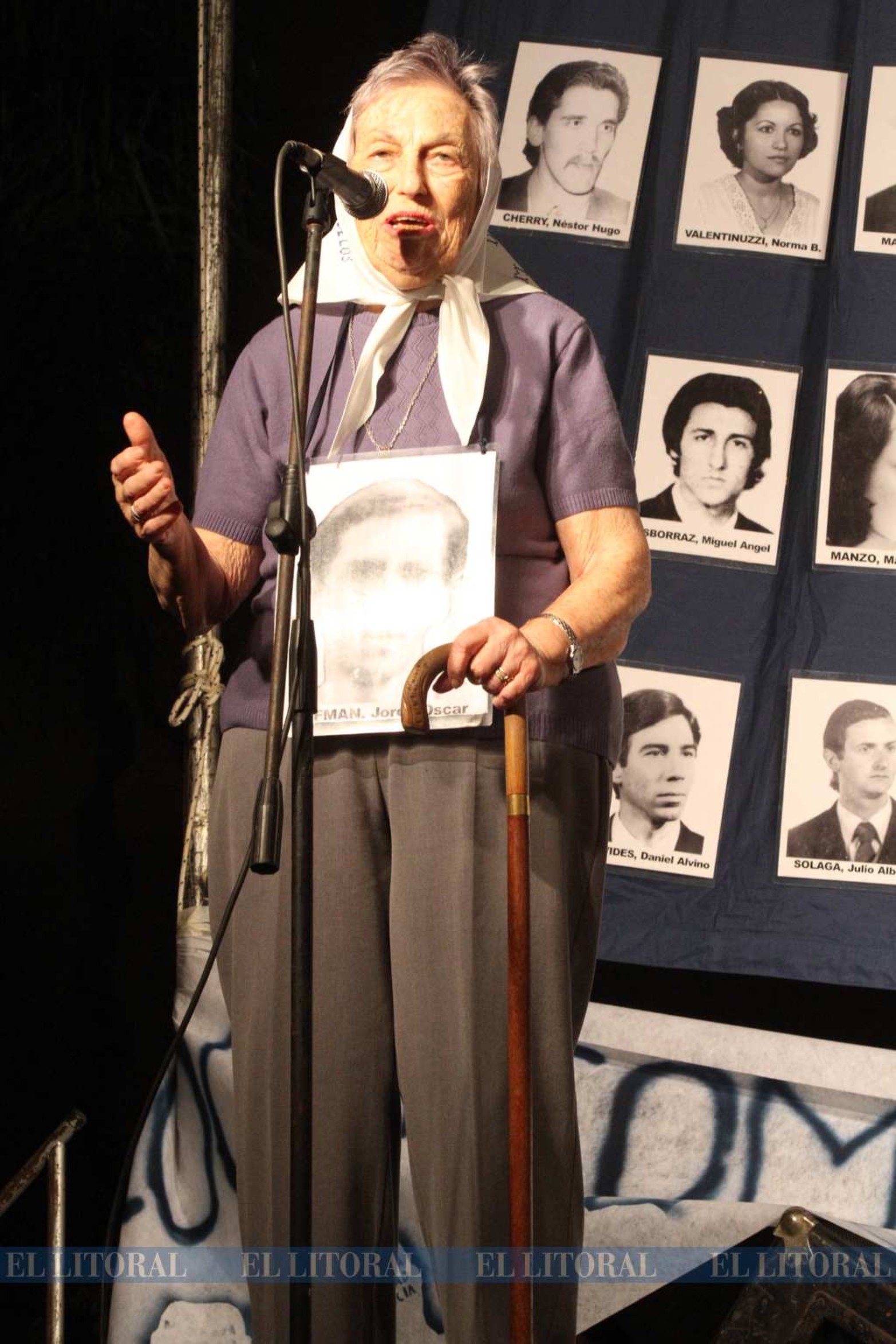 Con el bastón. En cada acto estuvo presente y se dirigió a la concurrencia. Un ejemplo de fuerza y lucha. 24 de marzo de 2013, a 37 años del Golpe de Estado.