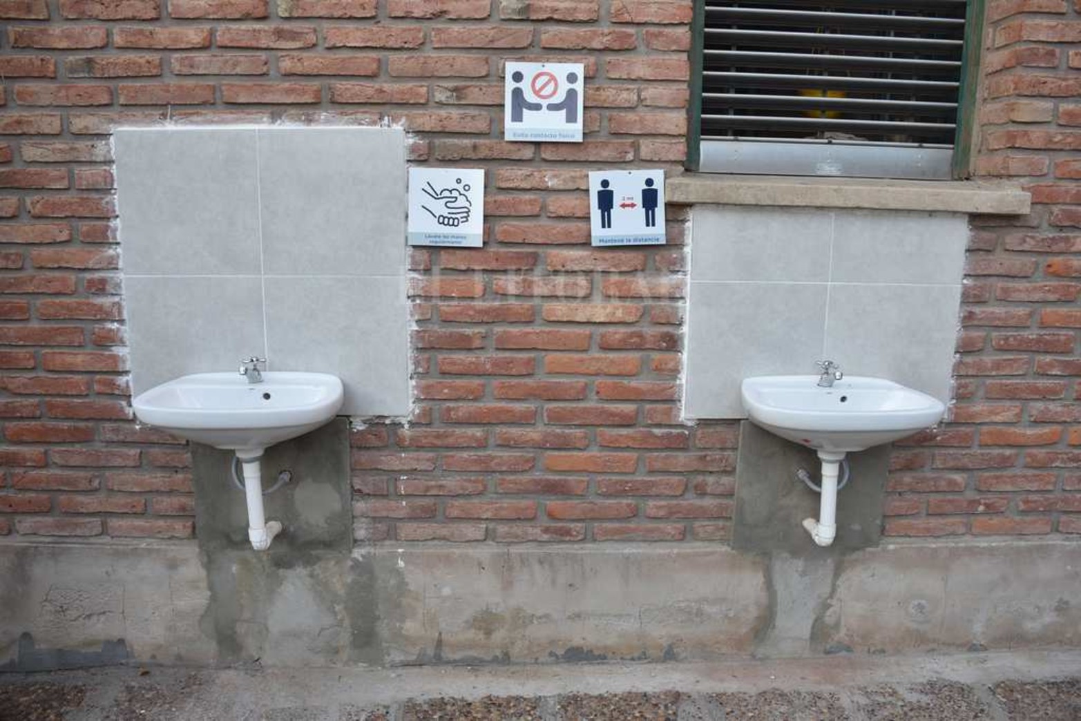 Protocolo y burbuja; burbuja y protocolo, son los conceptos que atraviesan la actividad educativa en este primer tramo de 2021 y su cumplimiento permite sostener las aulas abiertas. Como el barbijo que se incorporó a la indumentaria escolar y se usa en todo momento.