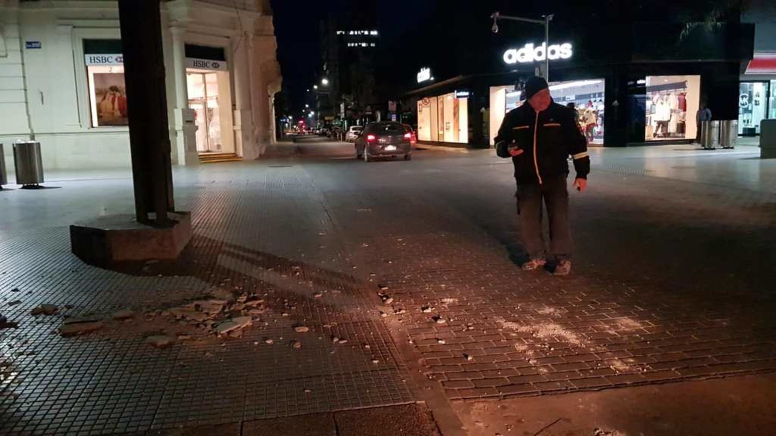 En San Martín y Primera Junta es uno de los lugares donde se desprendió mampostería de un balcón.