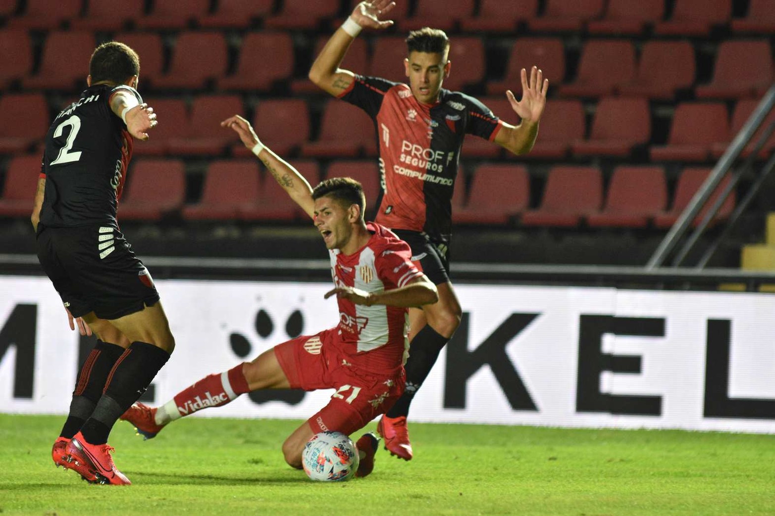 Gastón Comas de Unión cae y el árbitro no duda en cobrar el toque infantil de Alexis Castro. Bruno Bianchi lo tenía controlado.