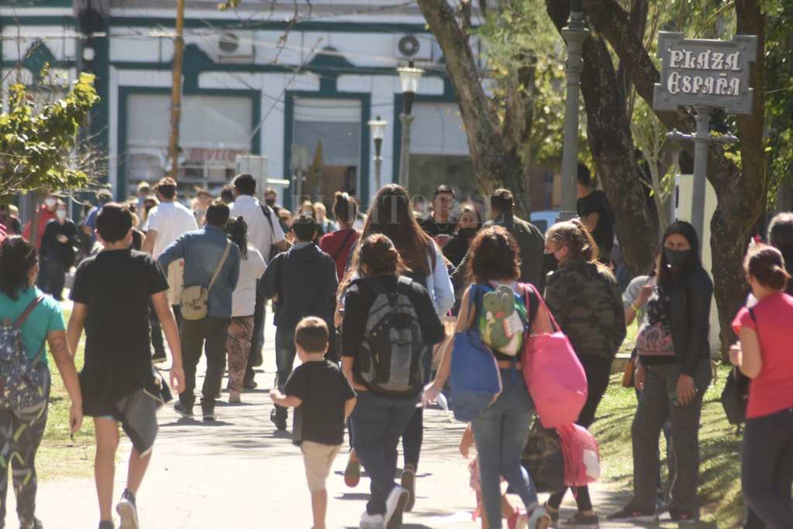 "Traslado" de la terminal. Plaza España sobre calle Rivadavia pasó a ser el lugar elegido para cargar pasajeros de las cortas distancias (Laguna Paiva, Paraná y localidades de la costa por Ruta 1)