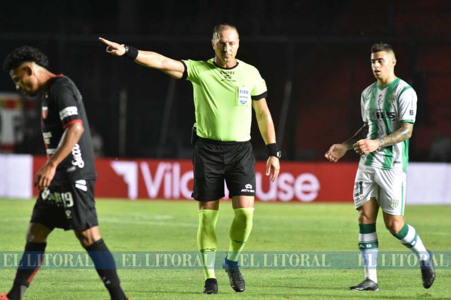 Banfield le ganó a Colón y lo dejó fuera de toda chance de pelear por un lugar en la final que otorga un lugar para la Copa Libertadores.