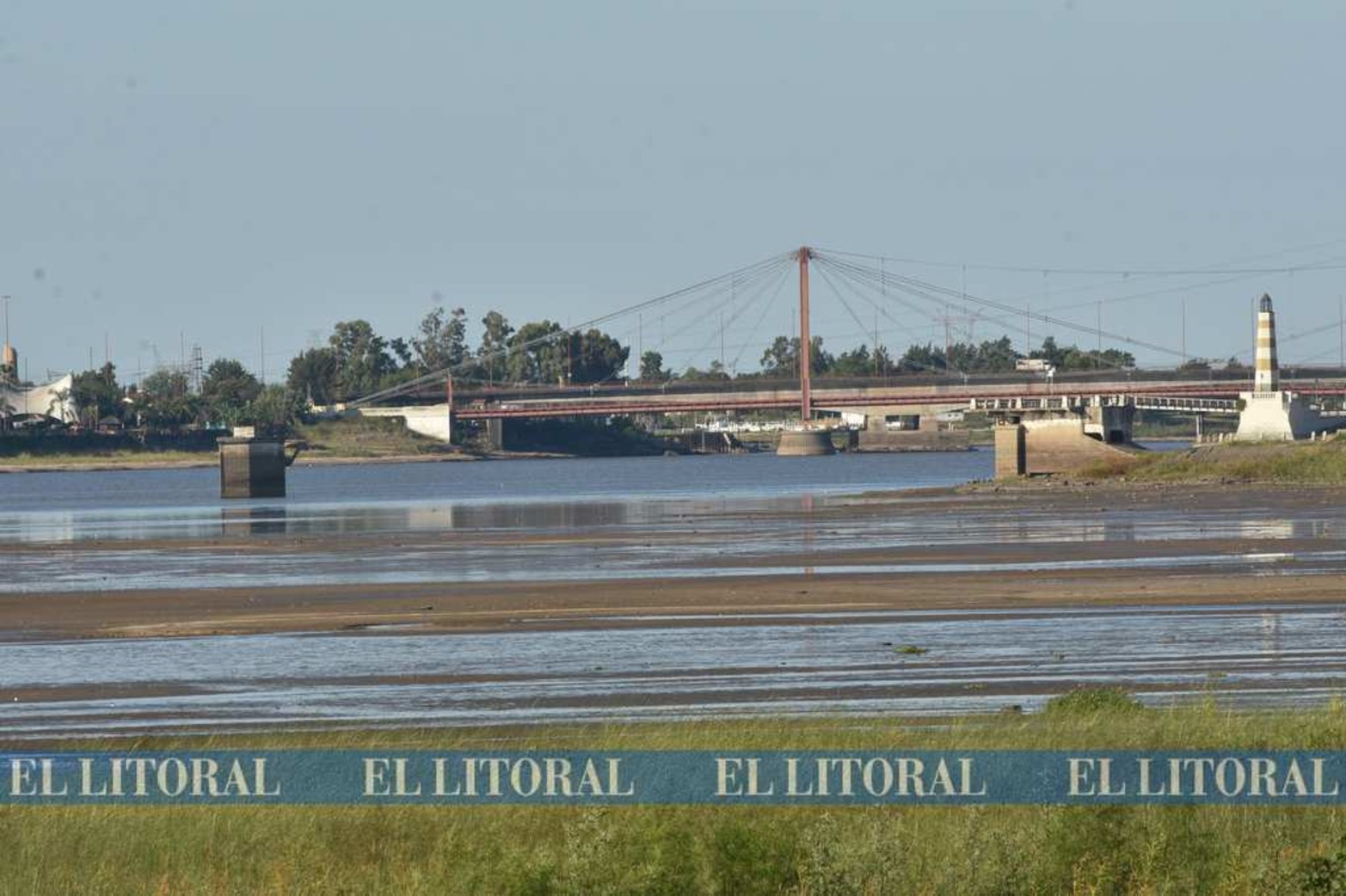 La bajante se nota...Con la luz de la mañana el fondo de la Setúbal tiene estos colores.