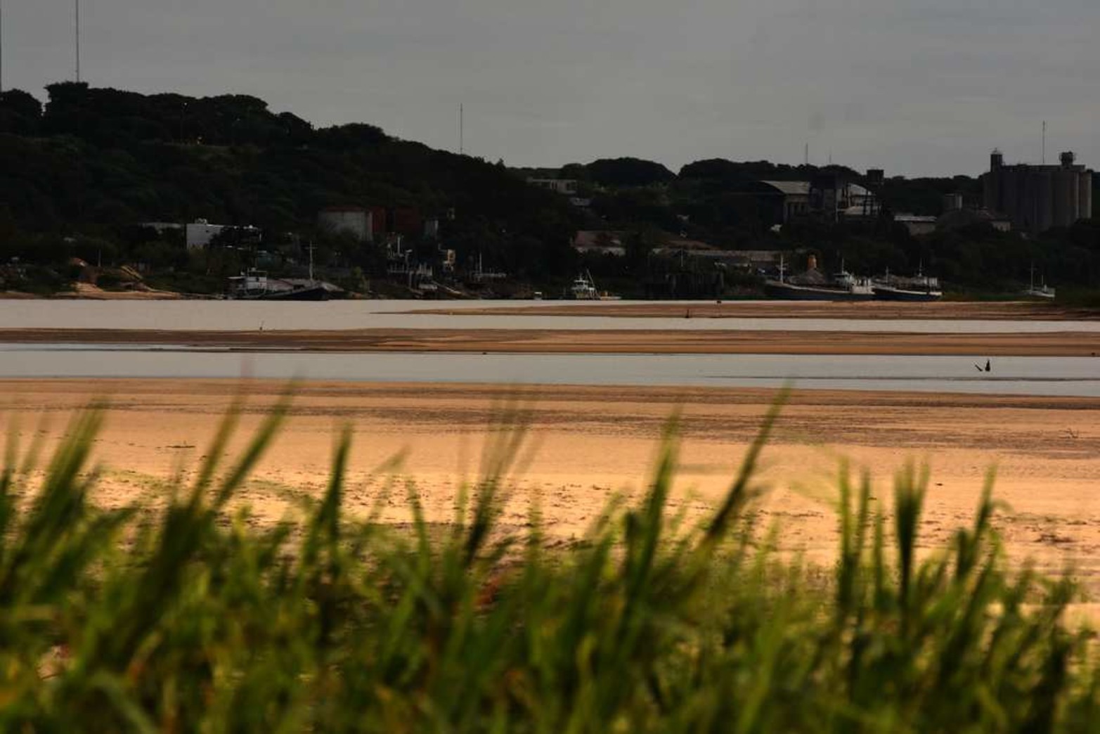 Los bancos atrás de la isla Puente. Así lucen las arenas del río Paraná.
