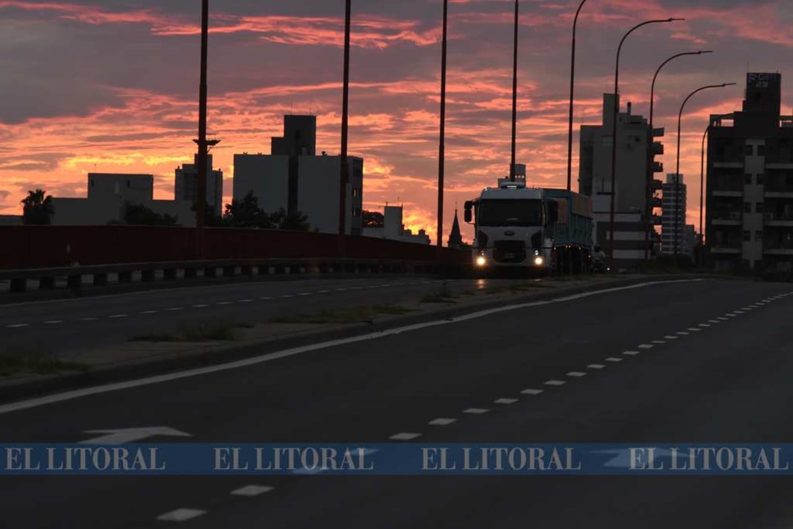 Los camiones siguen andando. La producción de alimentos. Viaducto Oroño, ingreso este de la ciudad.