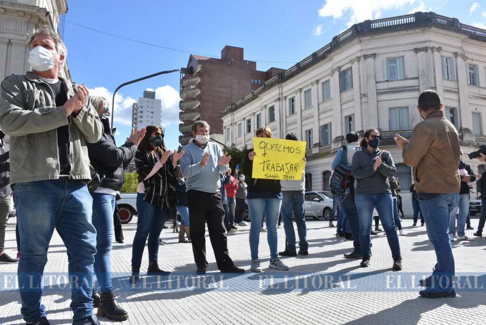 Crítica situación. Comerciantes y empresarios locales se autoconvocaron frente a la casa de Gobierno hoy a mediodía.