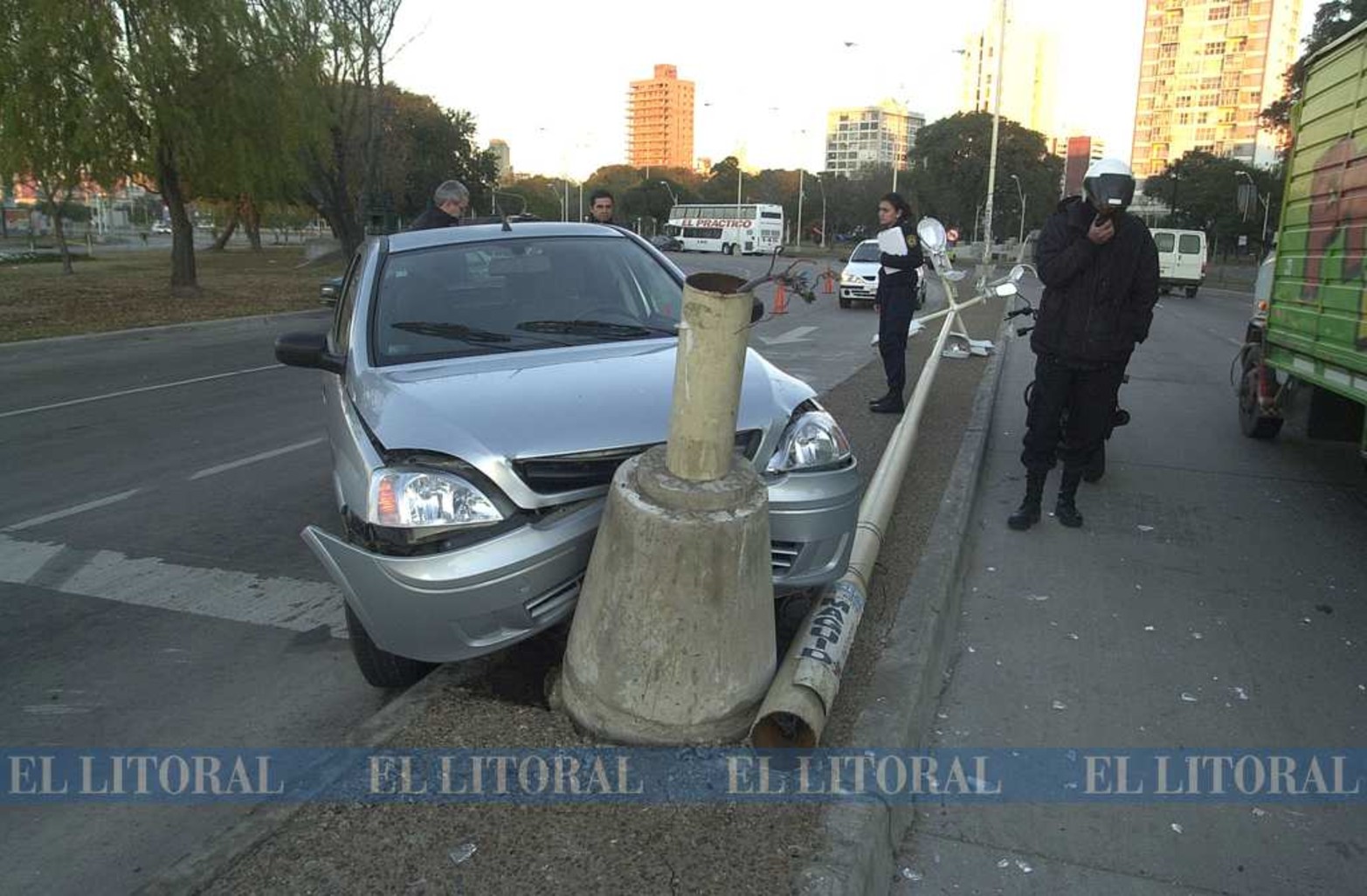 12 de julio de 2007. Los automovilistas que no conocen la avenida suelen terminar derrapando y provocando accidente.