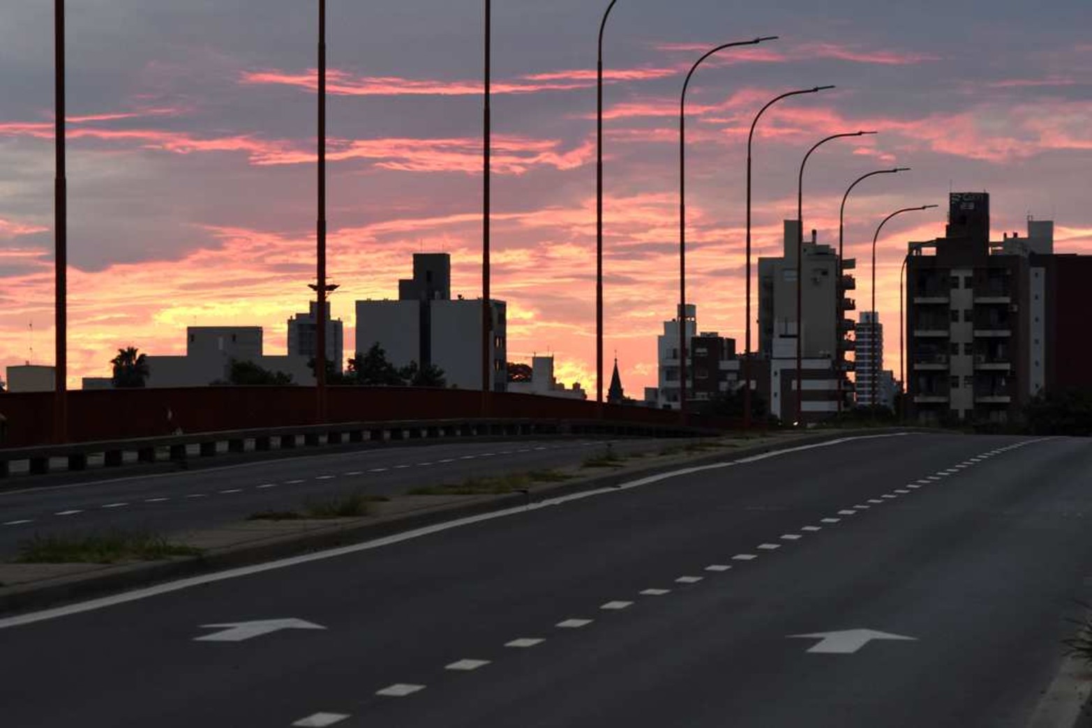 El viaducto Oroño sin movimiento. Solo transitó camiones locales e internacionales y autos de actividades esenciales.