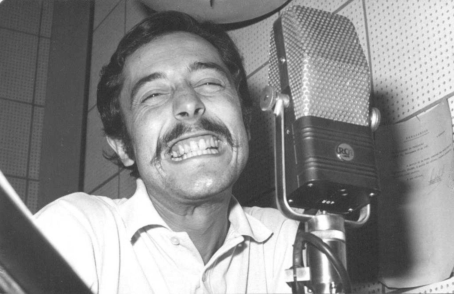 Locutor y libretista en las radios AM de la ciudad: LT9 y LT10.