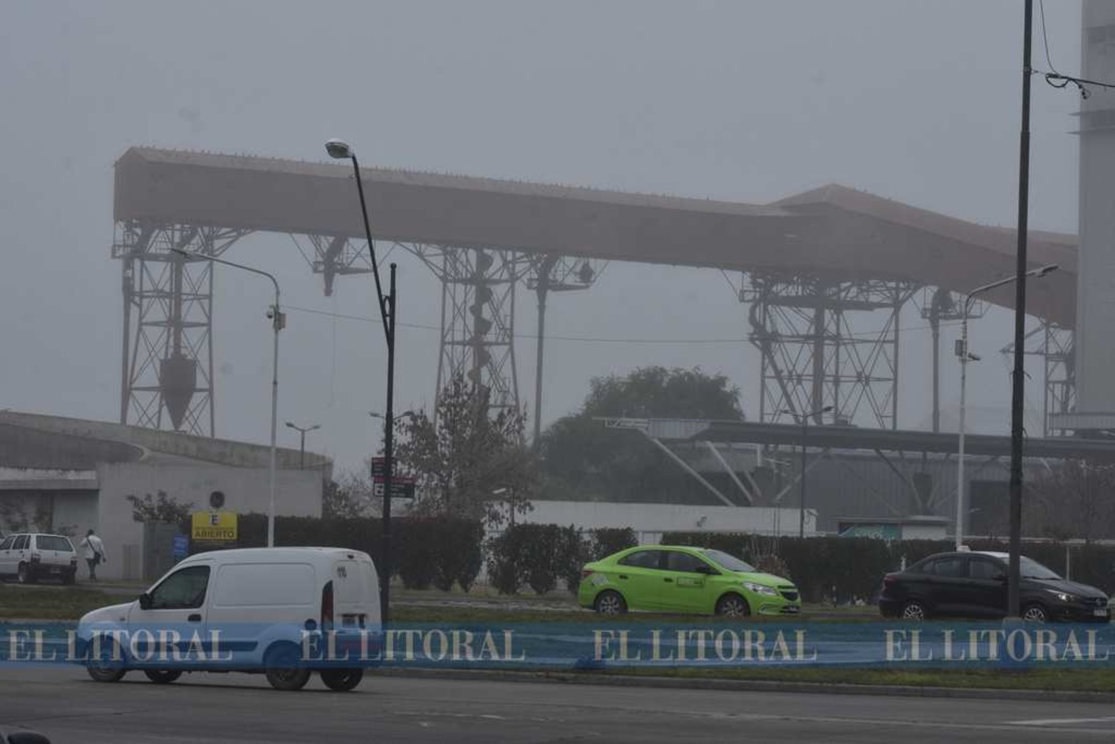 Nubes bajas...Como vino ocurriendo esta semana, una densa niebla cubrió la ciudad. Lo de hoy ¿es niebla o llovizna?