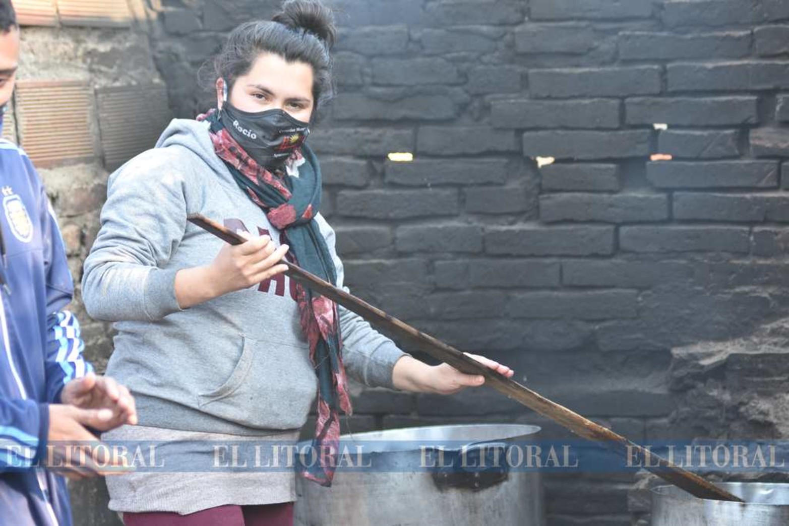 El comedor y merendero tuvo su génesis poco tiempo después de iniciado la cuarentena en marzo pasado. Actualmente 250 personas reciben la cena de lunes a viernes y el desayuno los sábados.