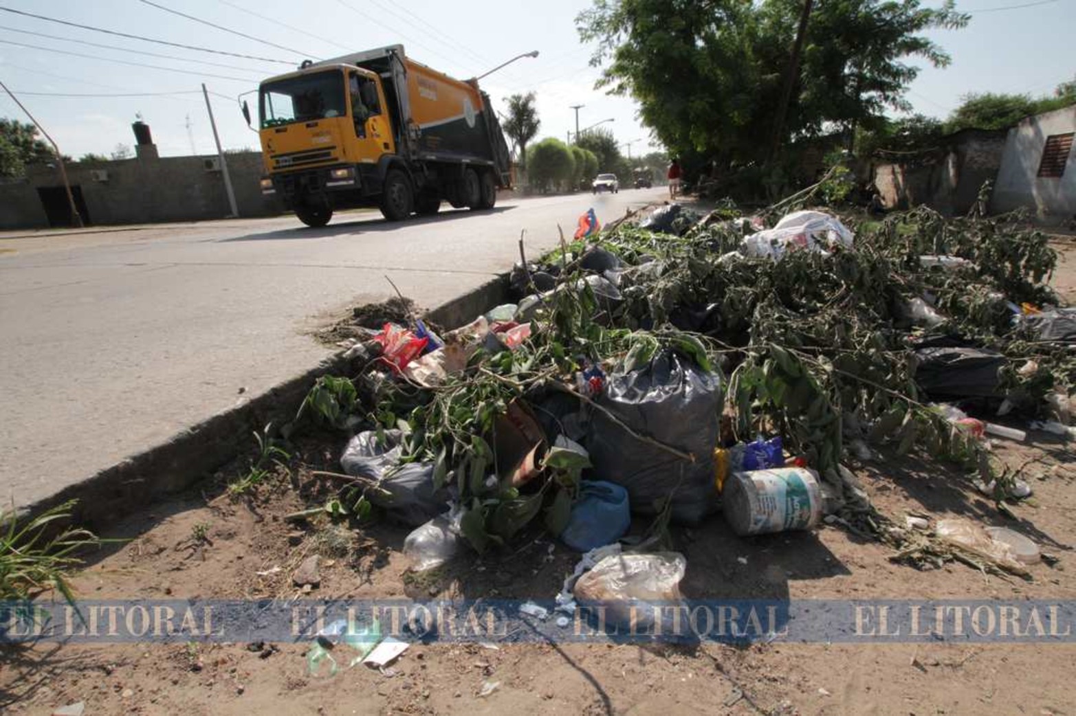 Uno de los límites del barrio da sobre la transitada calle Teniente Loza