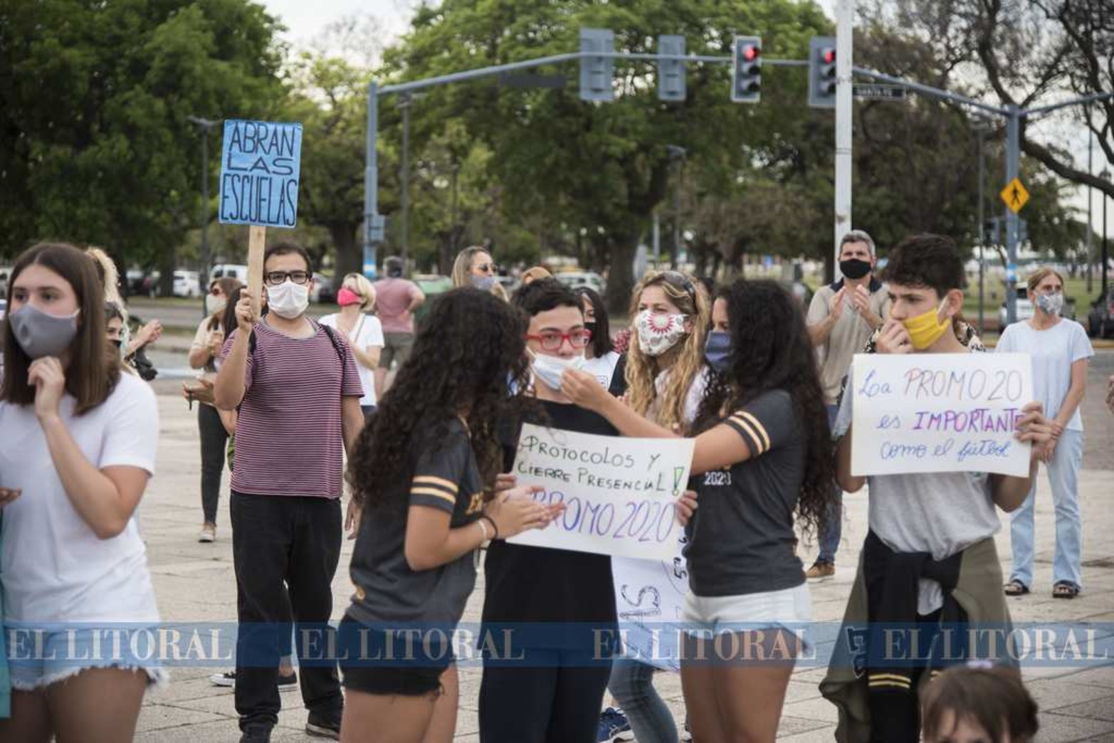 La protesta en Rosario. El pedido es que los grados que finalizan puedan ir las últimas semanas.