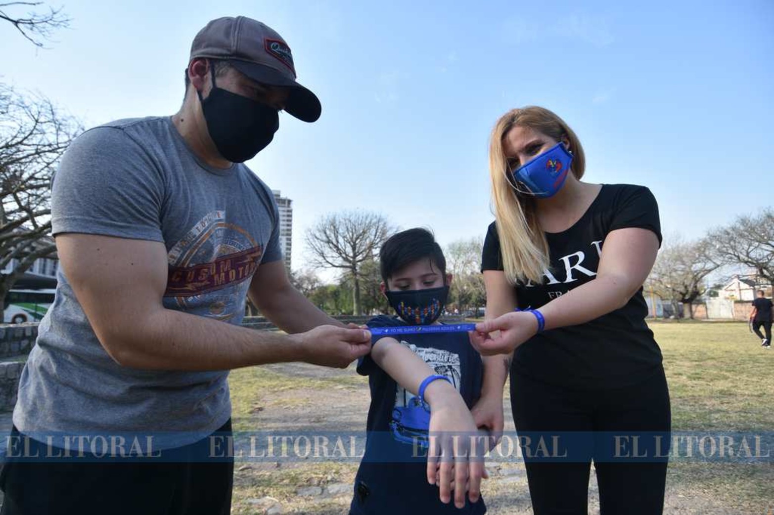 Pulseras azules. La idea surgió de María José Robles, mamá de Máximo, a quien a los 2 años y medio (hoy tiene 8) le diagnosticaron la condición. La repercusión fue tal que el producto fue pedido desde España, Chile, Paraguay, Uruguay y Bolivia.