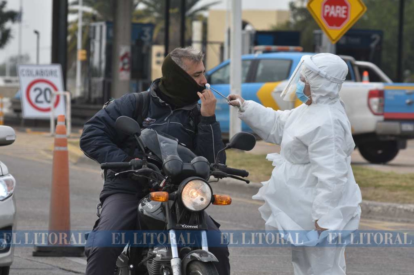 En el túnel Subfluvial no se exige el análisis de isopado por 72 horas. Sí, el control ahora es uno por uno los autos y camiones. Está también la Cruz Roja en los controles junto a la Policía de Seguridad Vial de provincia.