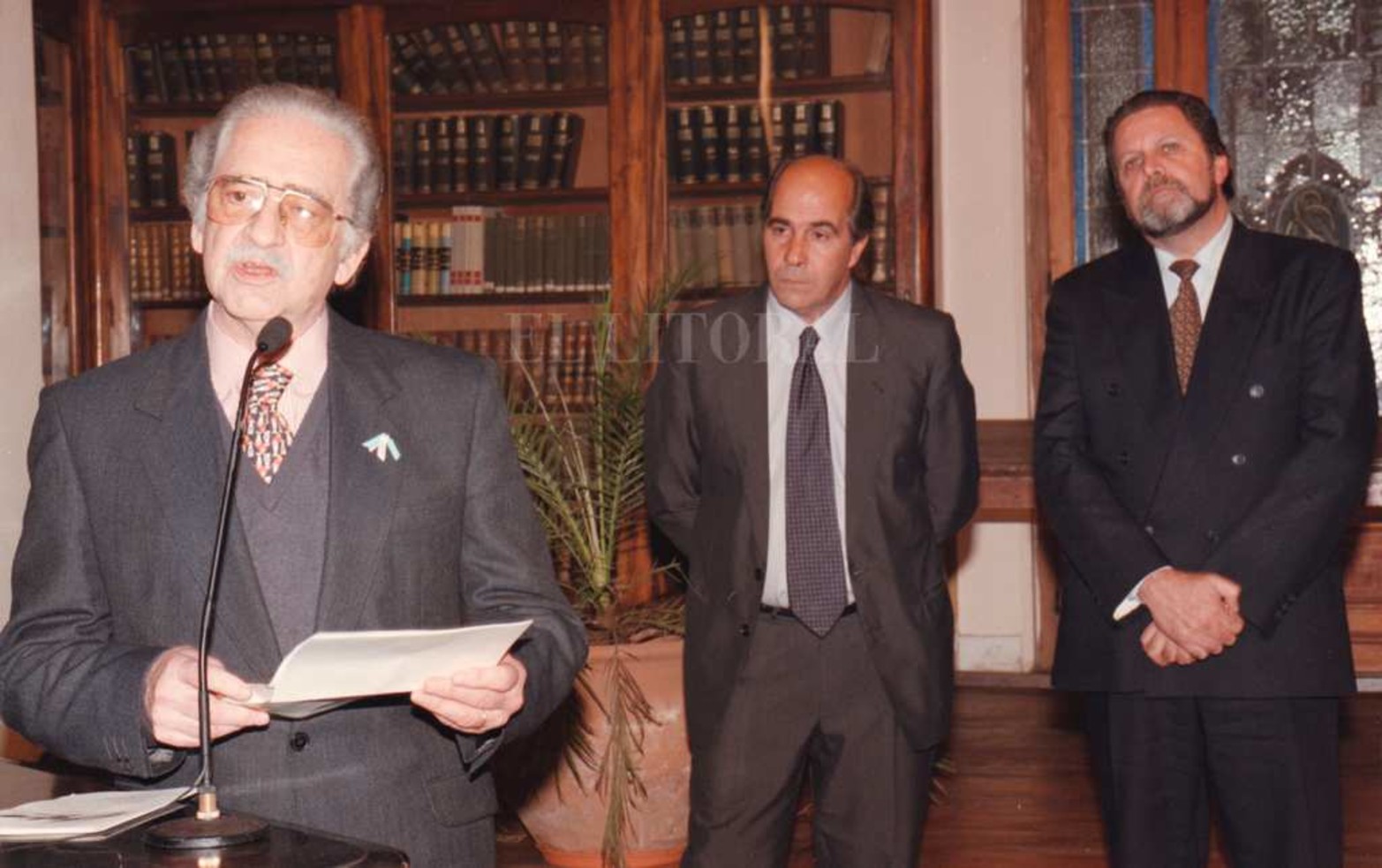 6 de julio de 1996. En el primer aniversario el Foro Cultural Universitario. José Luis Vittori, director de El Litoral, atrás Jorge Ricci a cargo del Foro y Hugo Storero rector UNL.