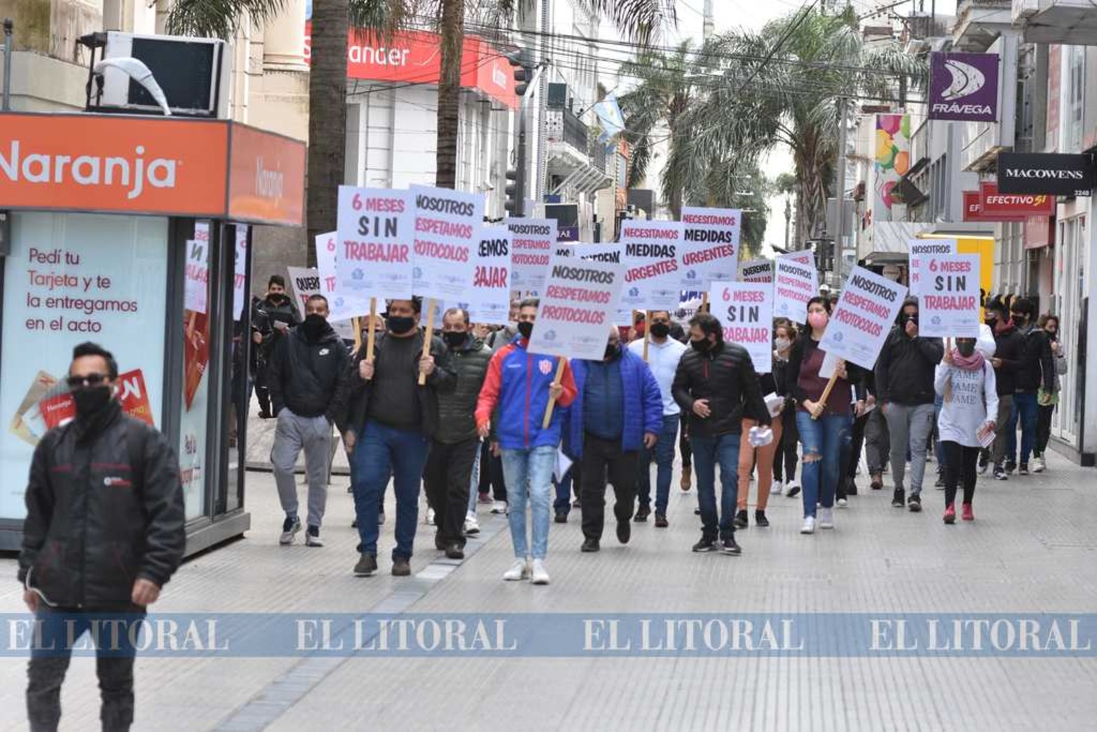 Los bares y hoteleros se movilizaron por la peatonal y llegaron hasta plaza 25 de mayo, frente a casa de gobierno. Entregaron un petitorio y armaron una mesa del dialogo. Siguen cerrados.