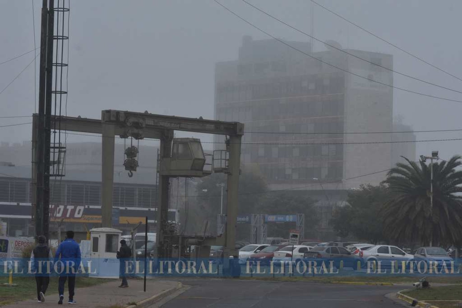 Nubes bajas...Como vino ocurriendo esta semana, una densa niebla cubrió la ciudad. Lo de hoy ¿es niebla o llovizna?