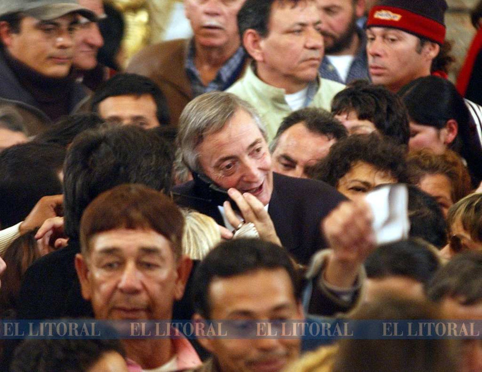 7 de julio de 2004. Hablando por teléfono en medio de la gente.