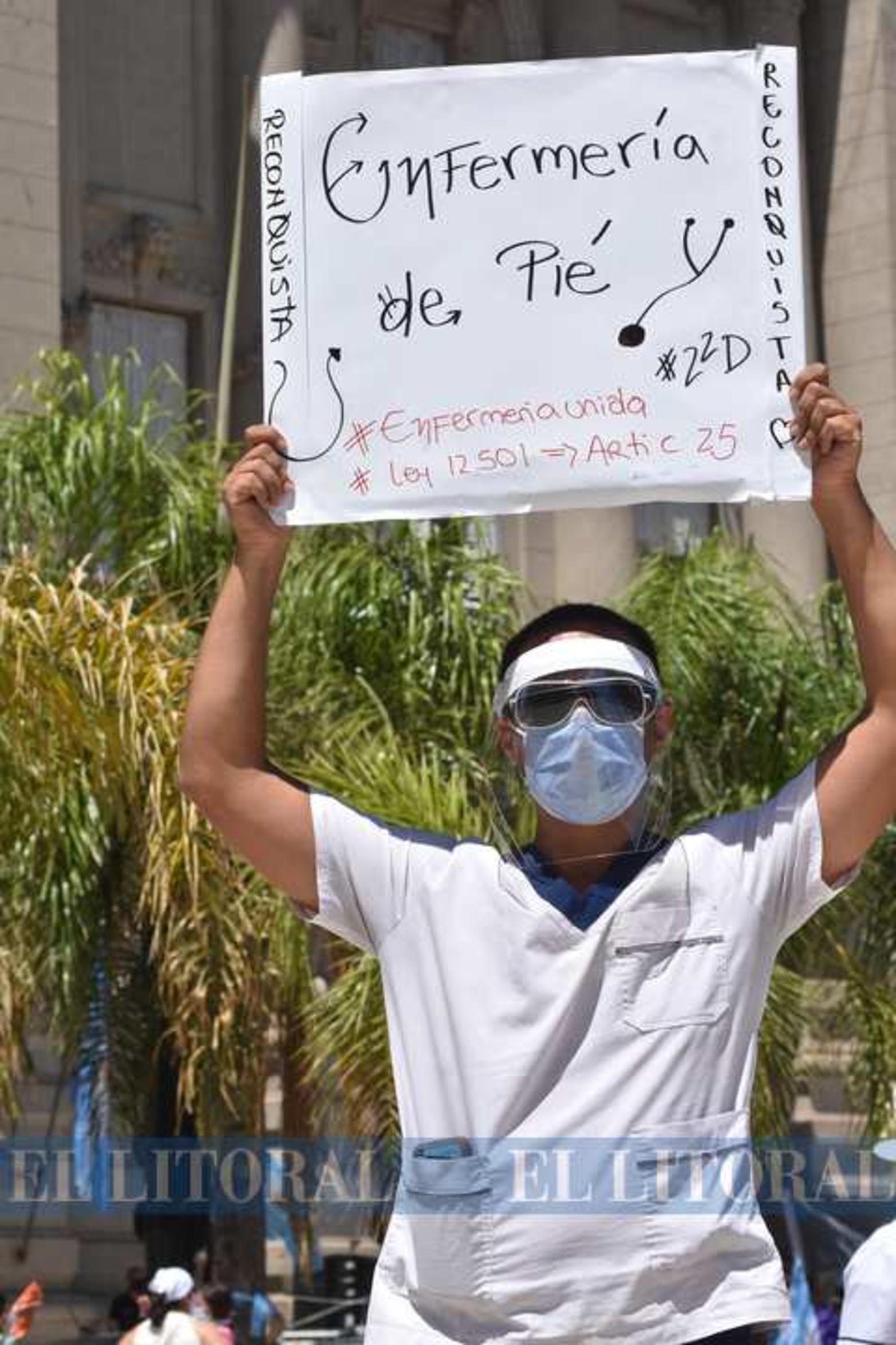 Enfermeros de toda la provincia, una vez más, reclamaron al Poder Ejecutivo que reglamente el Artículo 25 de la ley 12.501 que los reconoce como "personal de alto riesgo".