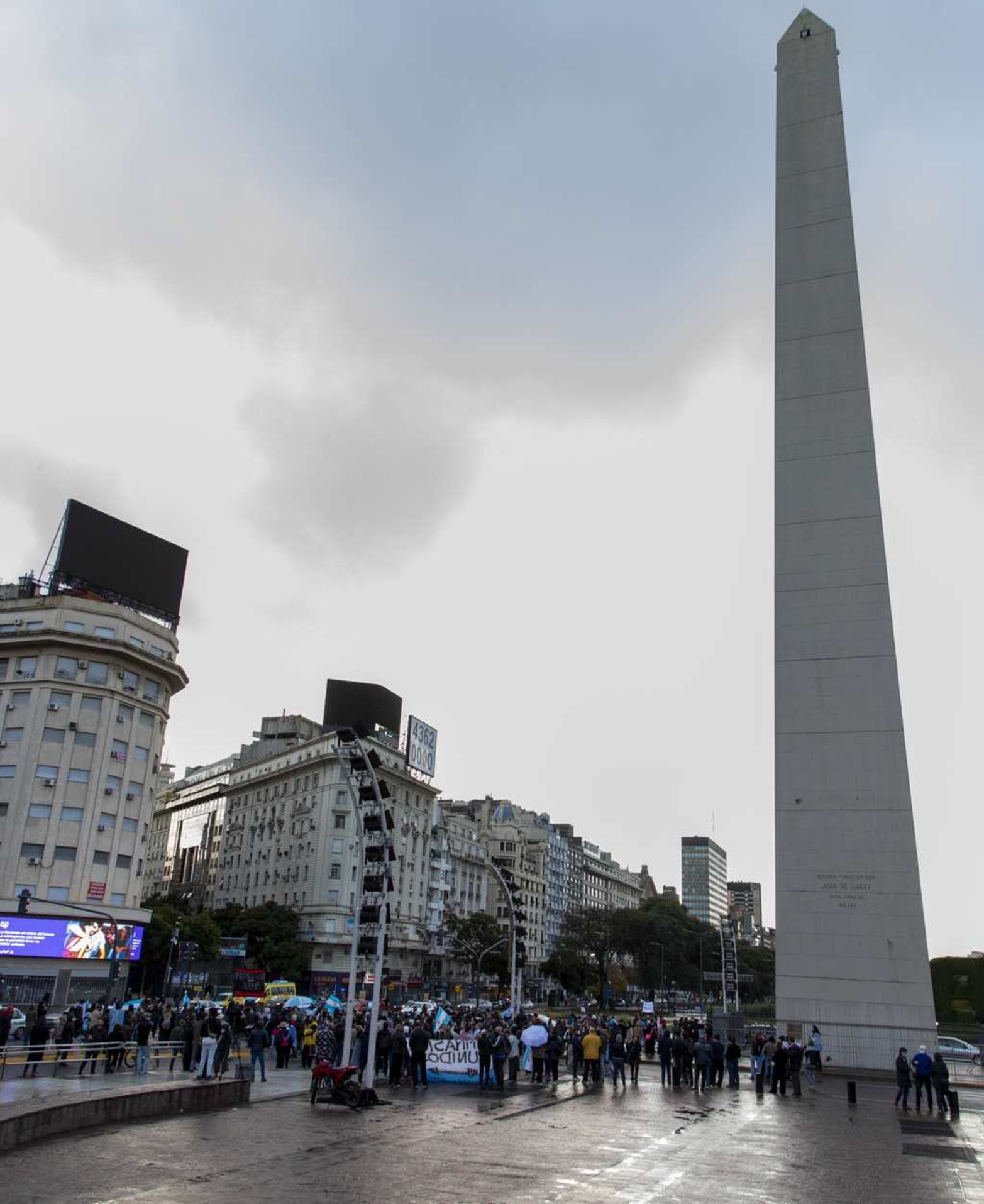 En Capital Federal, en el obelisco, un grupo de personas protesta.