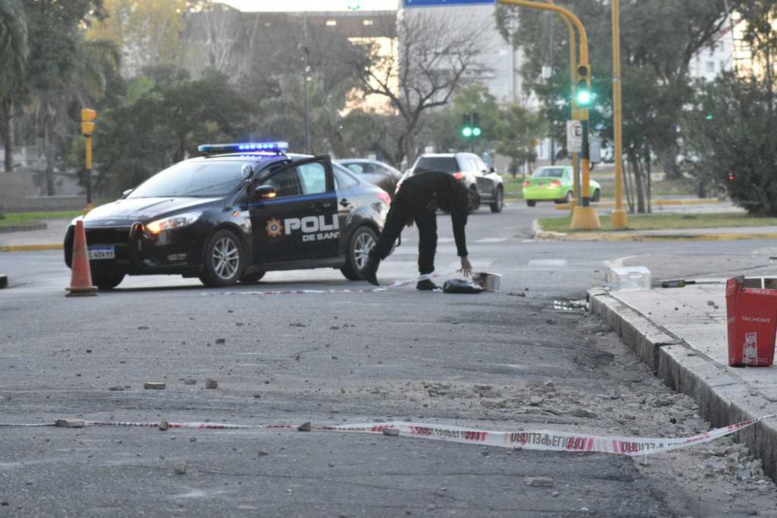 Tucumán y Rivadavia. Por calle Tucumán se ven los escombros que cayeron.