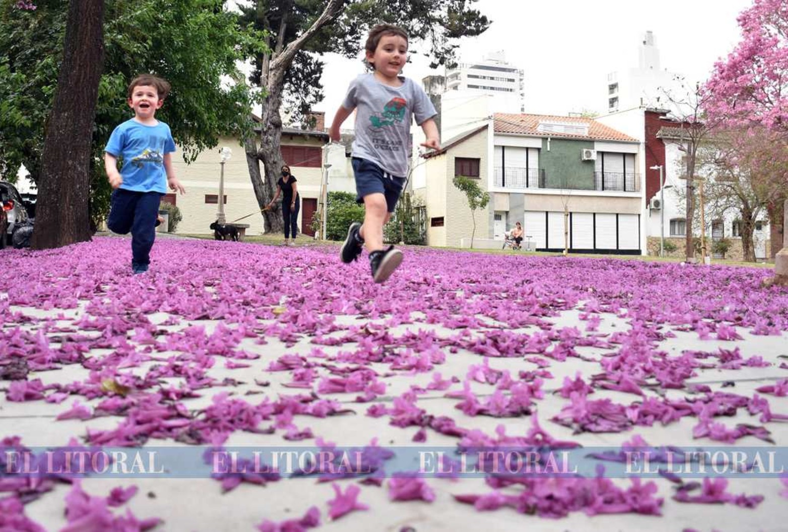 Una carrera... Los niños se divierten cuando encuentran espacio libre.