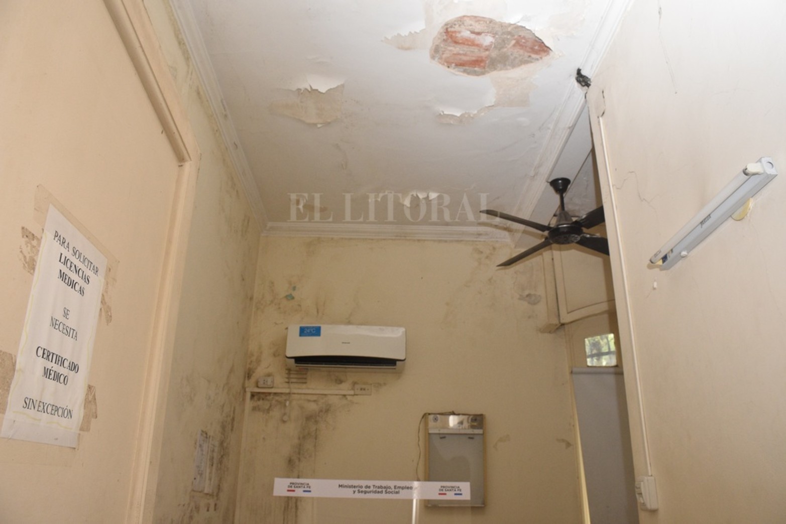 250 personas trabajan diariamente en el efector de salud. Su mal estado tiene varios años de reclamo. Diario El Litoral, también advirtió del penoso estado edilicio en 2017.