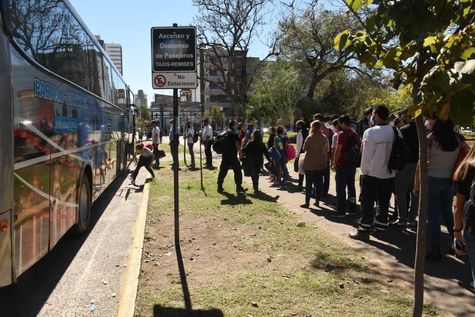 "Traslado" de la terminal. Plaza España sobre calle Rivadavia pasó a ser el lugar elegido para cargar pasajeros de las cortas distancias (Laguna Paiva, Paraná y localidades de la costa por Ruta 1)