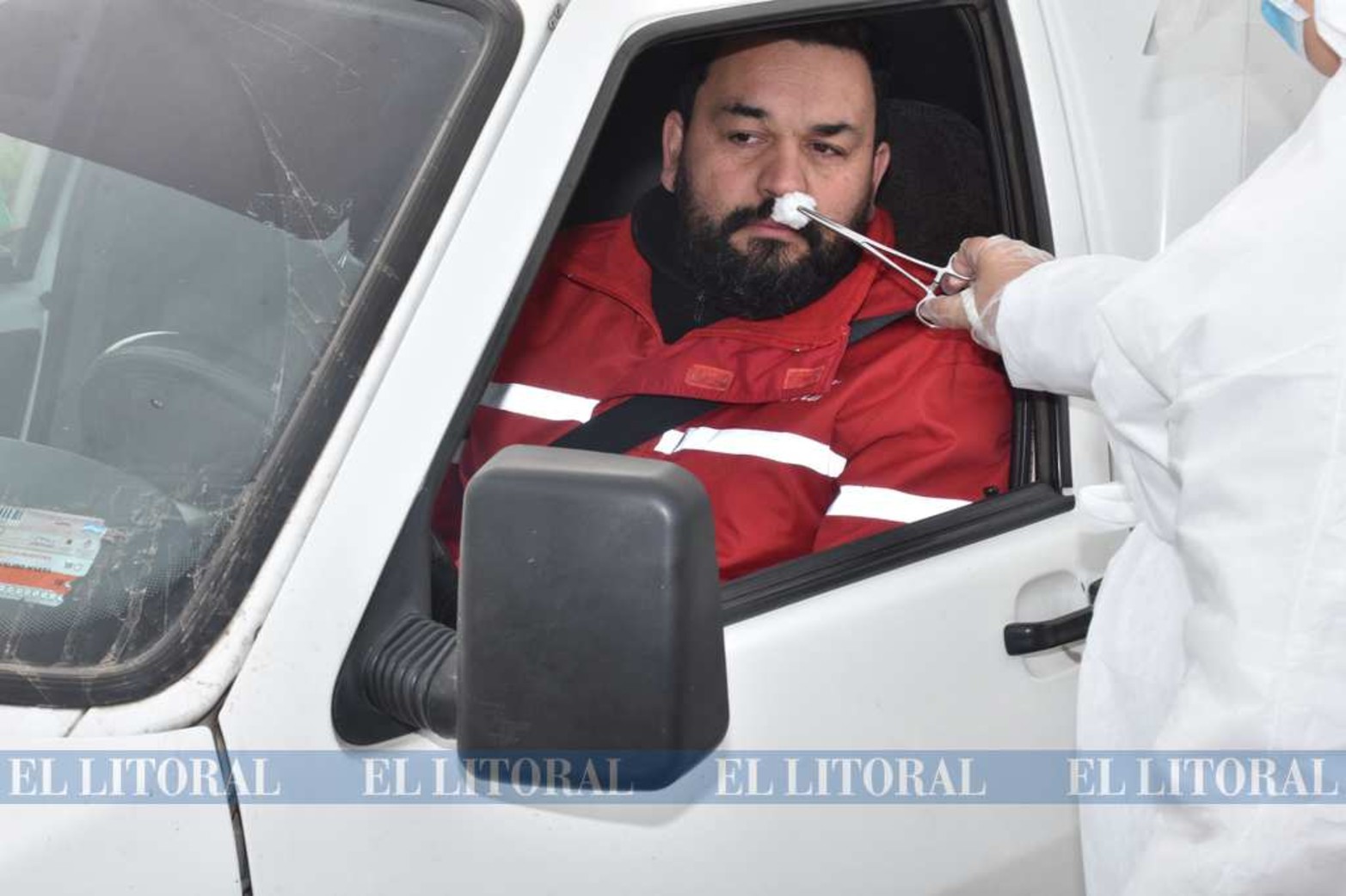 En el túnel Subfluvial no se exige el análisis de isopado por 72 horas. Sí, el control ahora es uno por uno los autos y camiones. Está también la Cruz Roja en los controles junto a la Policía de Seguridad Vial de provincia.