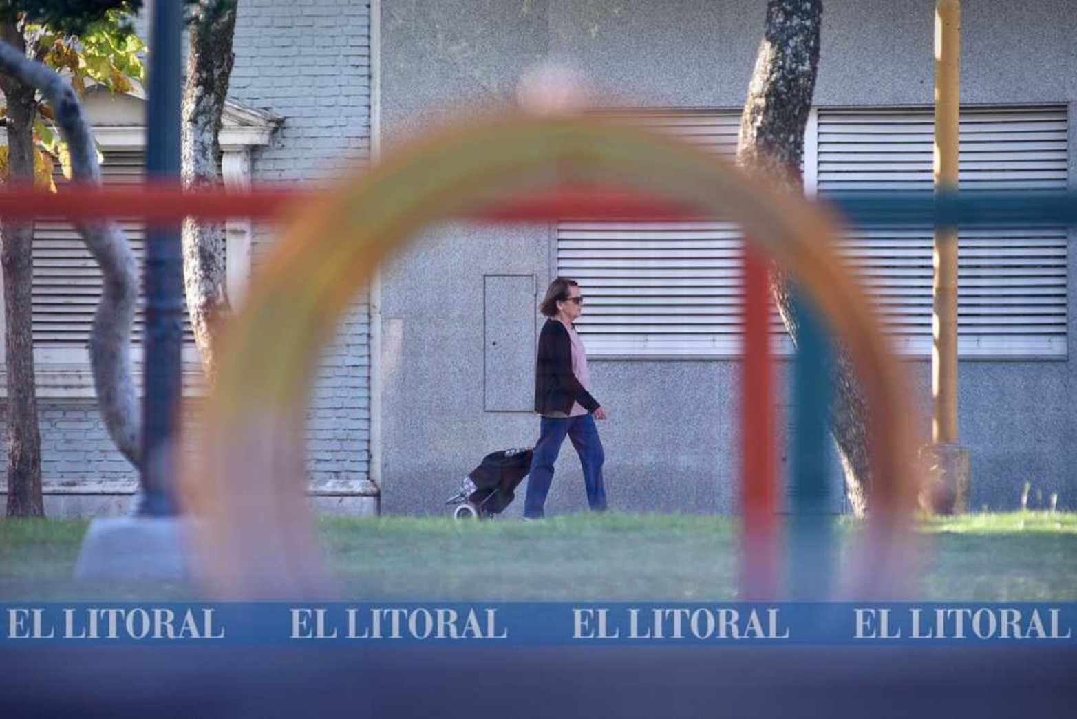 Un ejemplo los niños. Plazas vacías y calle sin niños.