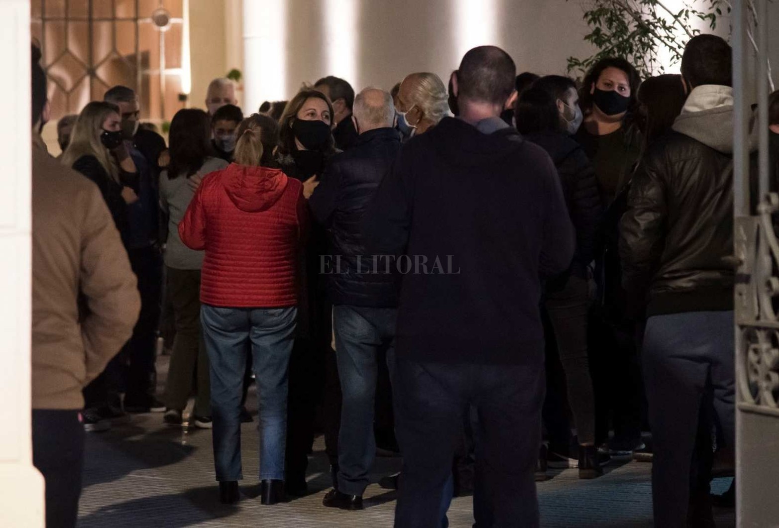 Anoche en el ingreso de la biblioteca Argentina Juan Alvarez.