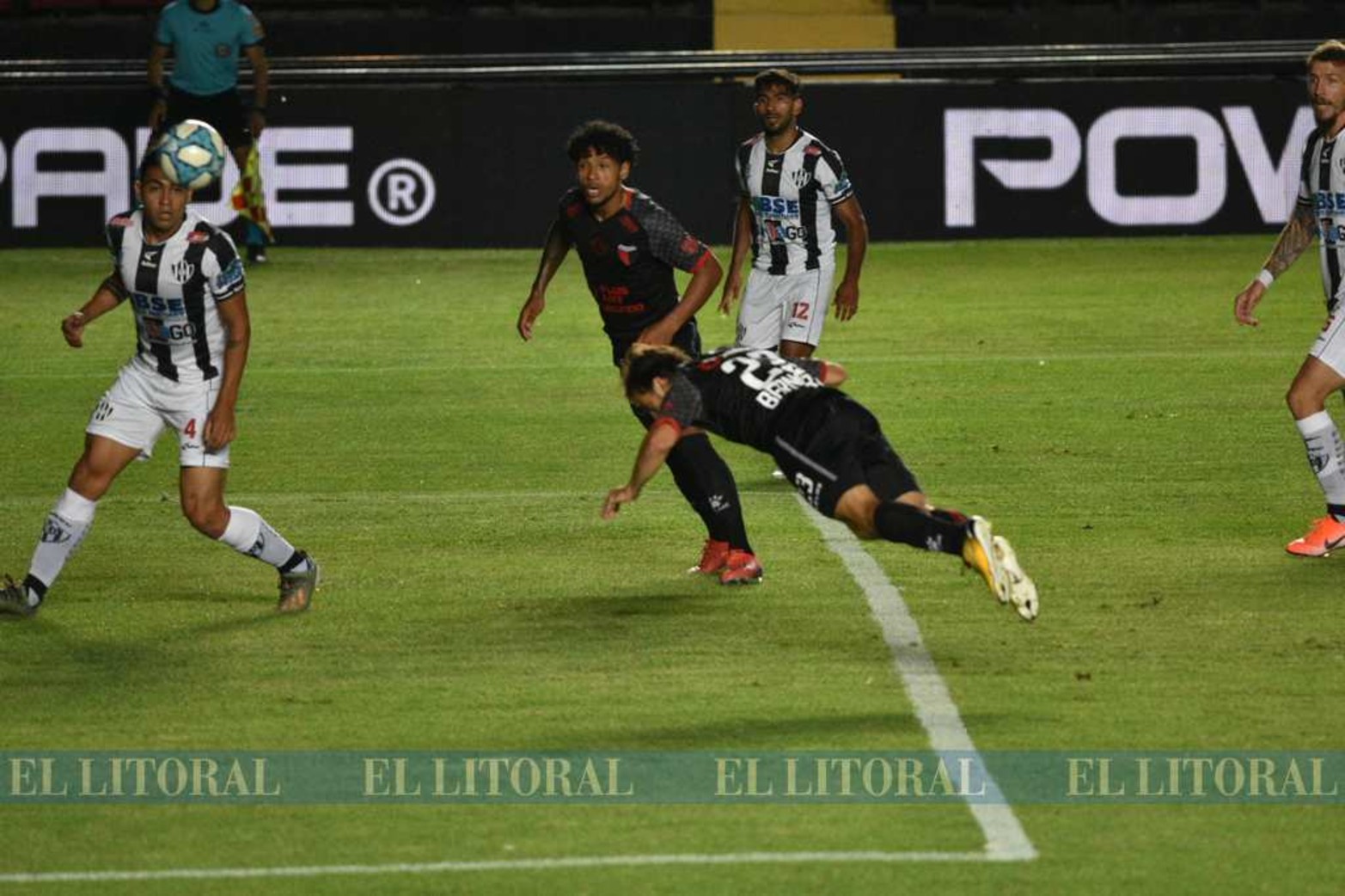 El cabezazo de Cristian Bernardi para marcar el primer gol del partido.