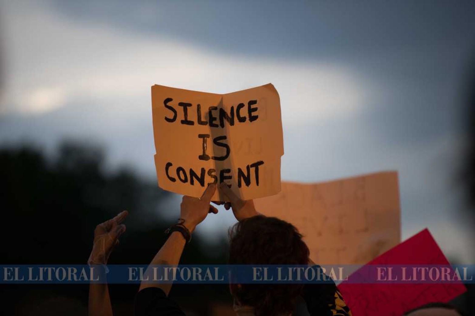En Washinton... Manifestantes participando durante una protesta frente a la Casa Blanca por la muerte de George Floyd.