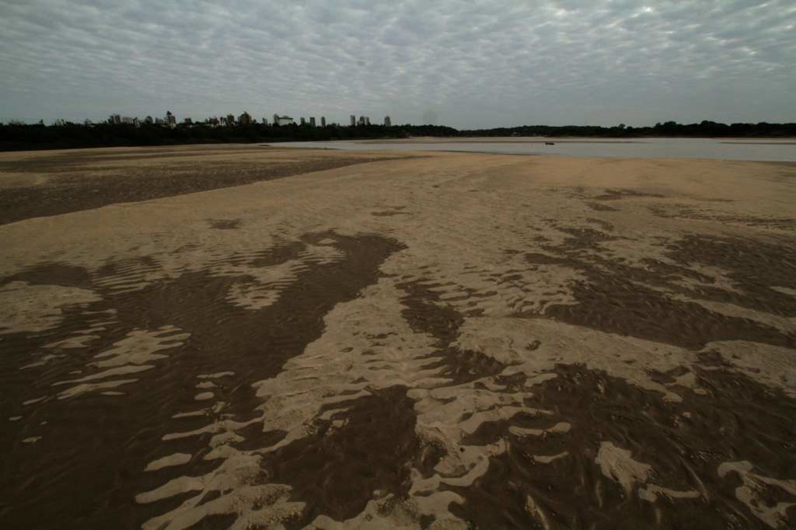 Mezcla de arena y greda. Así son algunos sectores del banco de arena.