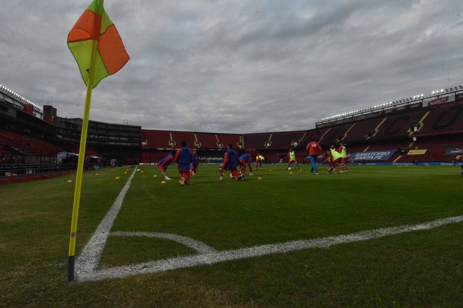 La previa en el estadio Brigadier. El diario El Litoral pudo acceder al campo de juego.