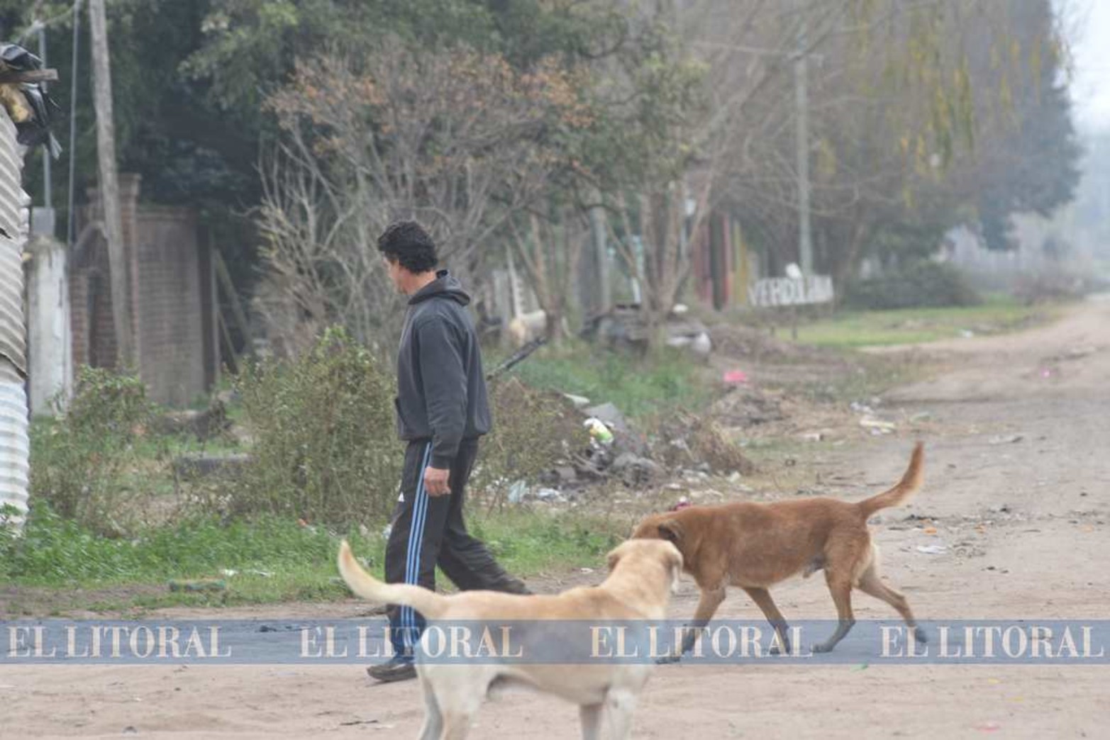 Todos los sábados, junto a un grupo de colaboradores, le dan la leche y un plato de comida caliente a 240 personas. Claro que hay excepciones: no todos los sábados hay para cocinar.