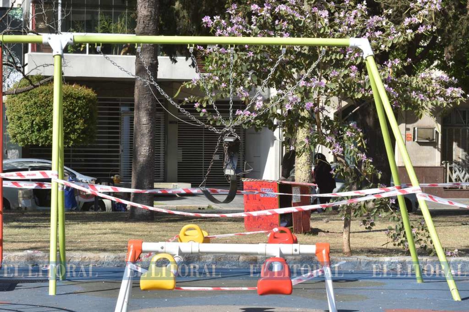 Los niños sin juegos en la plaza. Una de las franjas etarias que menos posibilidades tiene de salir son los mas chicos. ¿Hasta cuándo? ¿Hasta no tener mas virus?. Plaza Constituyentes.