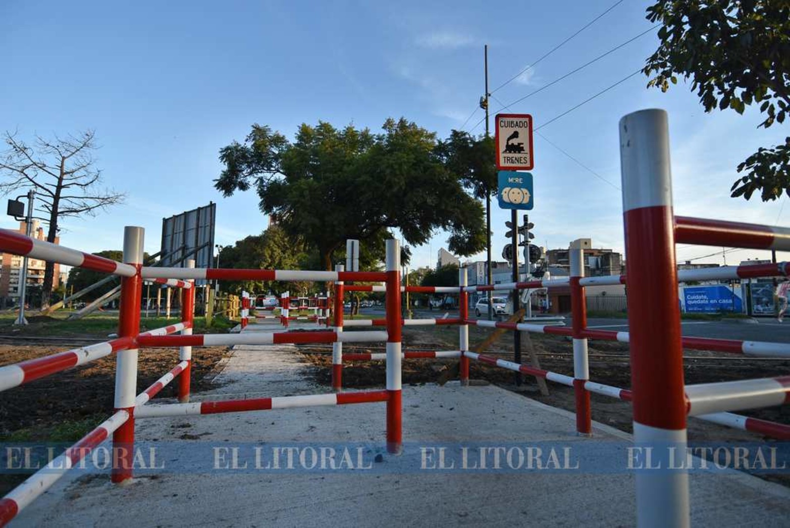 Nuevas barreras para mejorar la seguridad ferroviaria de la ciudad. Paso a nivel de Facundo Zuviría.