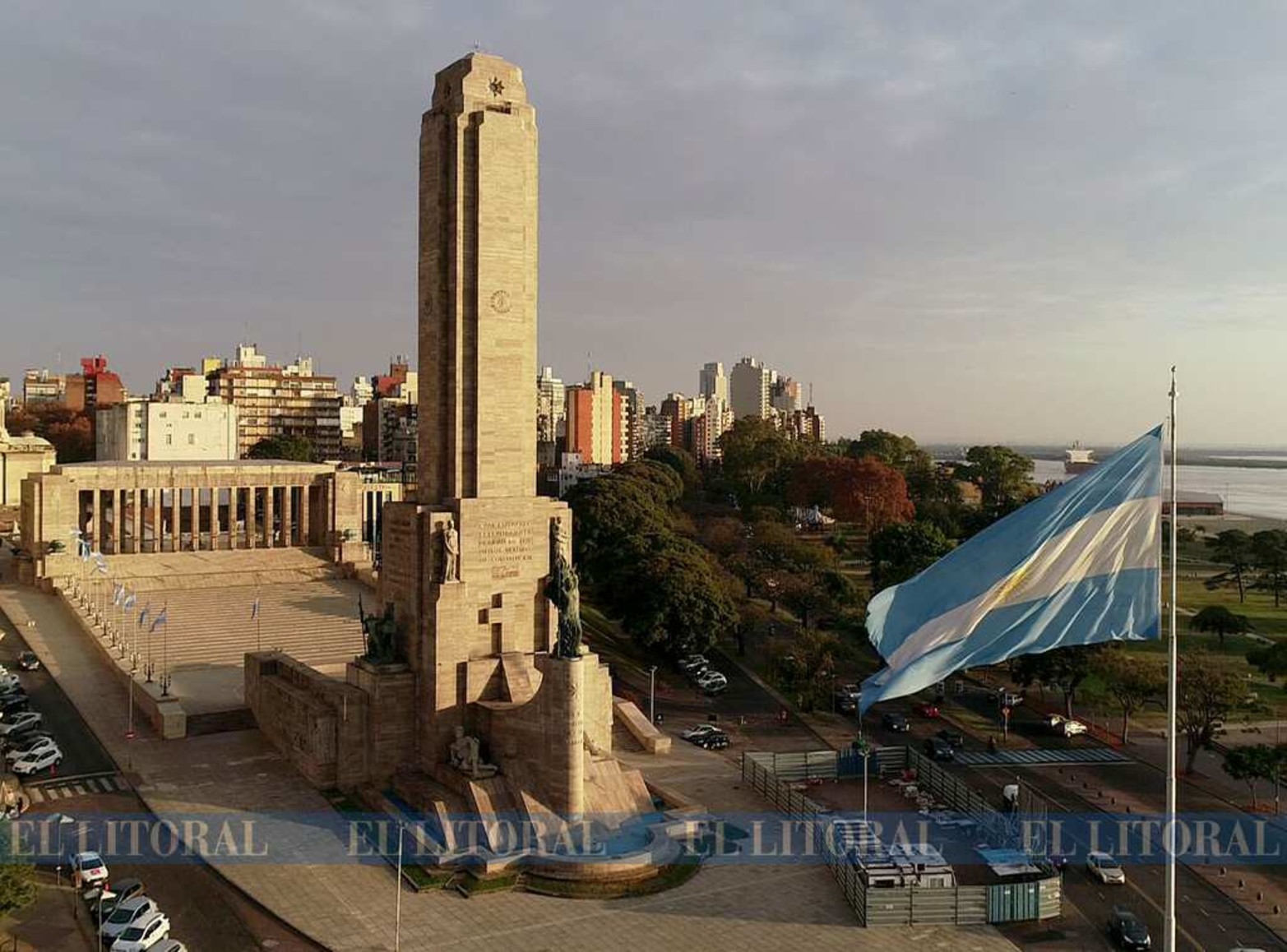 Con la la luz de la mañana flamea la celeste y blanca en el Monumento a la Bandera en Rosario.