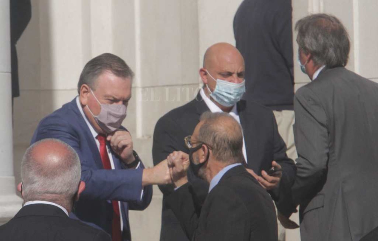 Los legisladores que recibieron al gobernador.