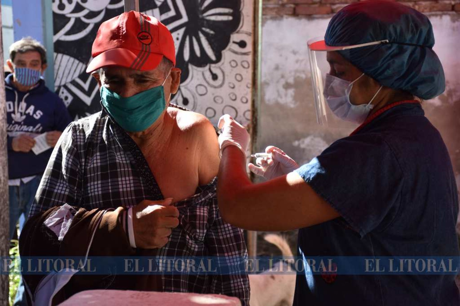 Vacunan a adultos mayores en barrio Santa Rosa de Lima