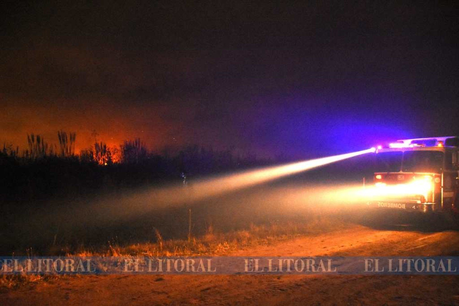 El oficio del bombero de noche. Los riesgos de accidentes de los bomberos se incrementan en la noche.