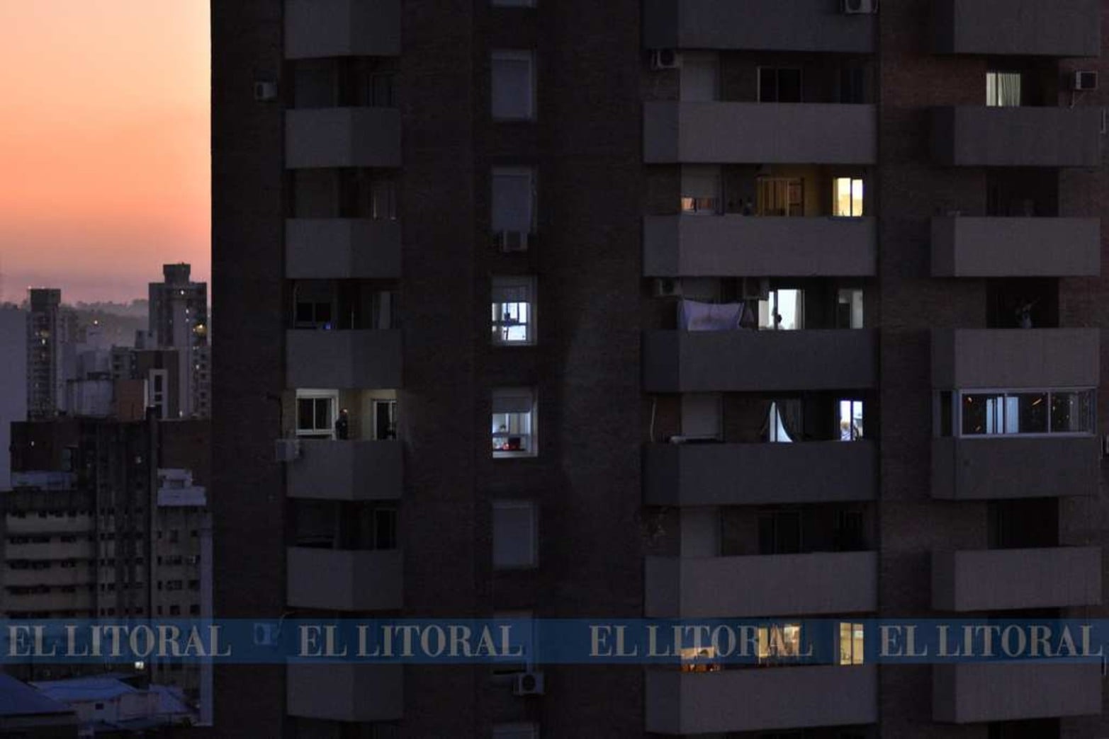 Siete ventanas con luz. Las lentes de los reporteros gráficos de E Litoral nos regalan estás particulares imágenes.