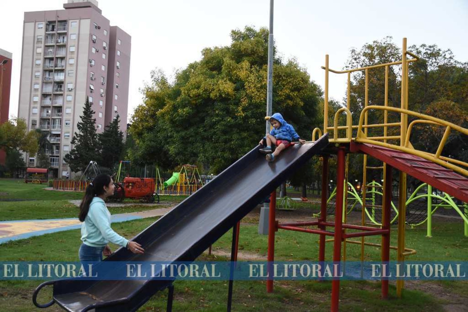 El domingo donde se entendió que se podía. Algunas familias salieron a los parques pensando que se podía salir. Fueron excepciones.