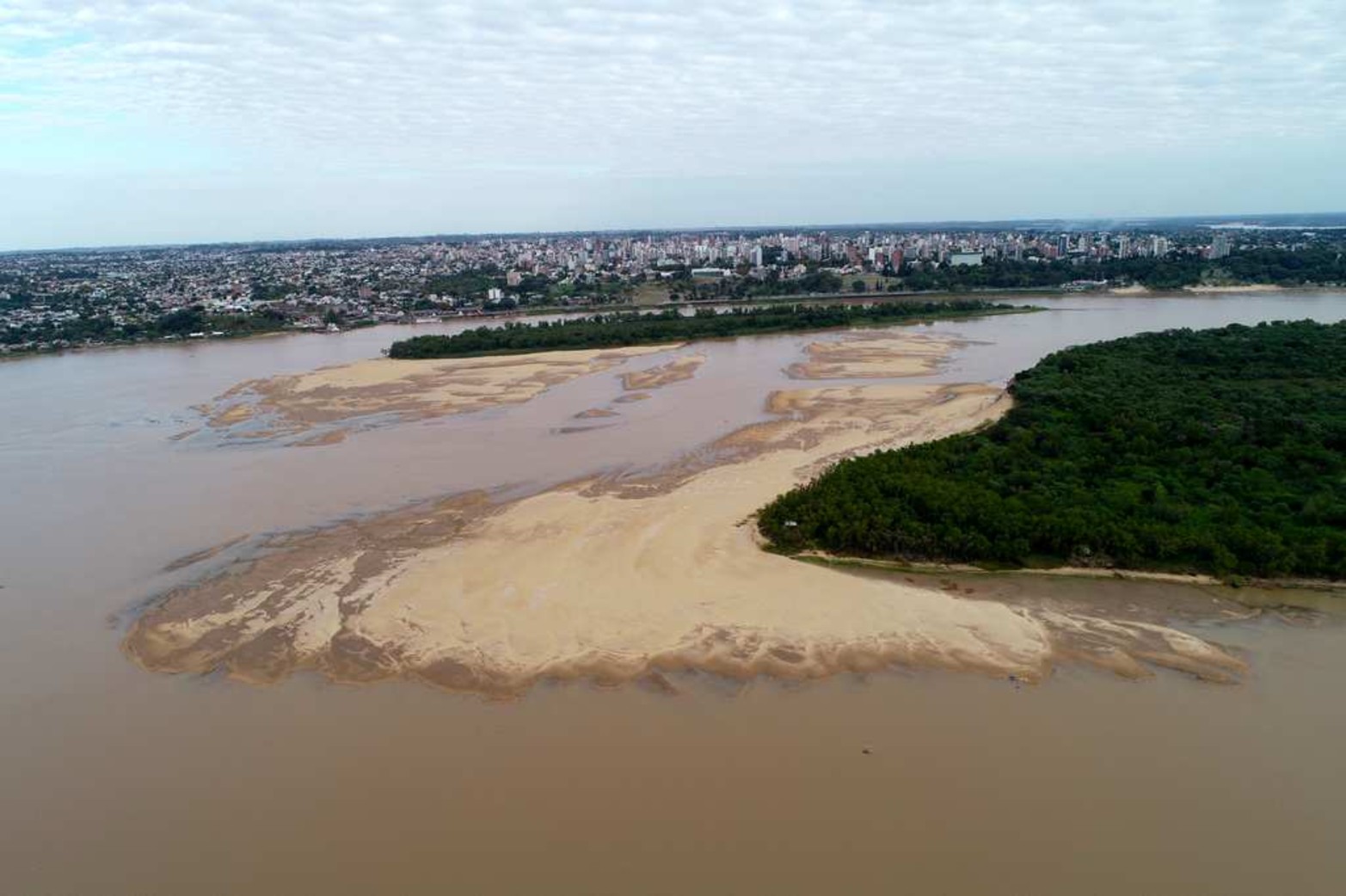 Se cruza caminando. Entre las Isla puente y Curipi.