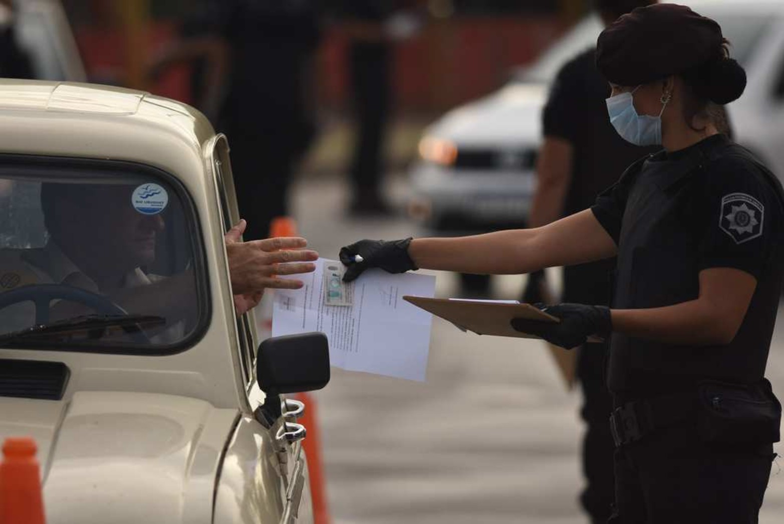 No tocar. Pasaron varios días hasta que salió una resolución donde se estableció que no se deben tocar DNI y papeles.
